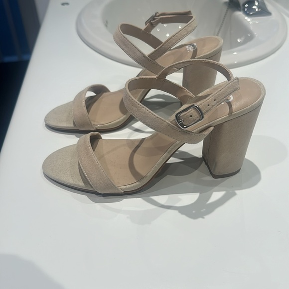 brand new healed sandal with a block heel. - Picture 3 of 5